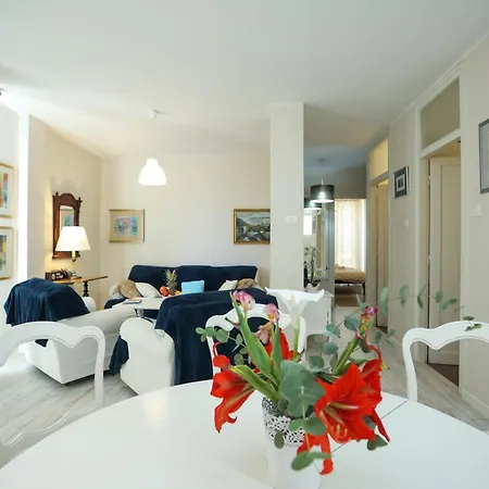 Vivien 2 Bedroom Apartment *